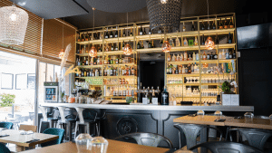 Bar aménagé dans le restaurant Aroma à Reims